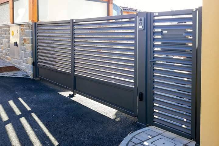drsna dvoriščna ograja iz aluminija sive barve
